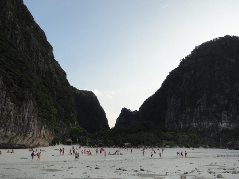 Maya Bay, cenário do filme A Praia: ponto turístico badalado. / Foto: Rogério Borges