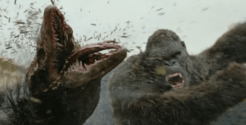 King Kong em luta com um dos monstros do filme: roteiro sem sentido e consistência