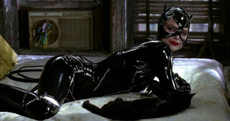 Michelle Pfeiffer na pele, e na roupa de vinil, da Mulher Gato: com chicote e tudo