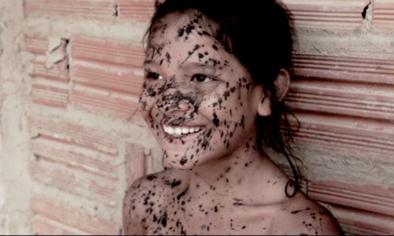 Menina Avá Canoeiro com uma pintura ritual: luta de uma cultura para sobreviver / Foto: Reprodução