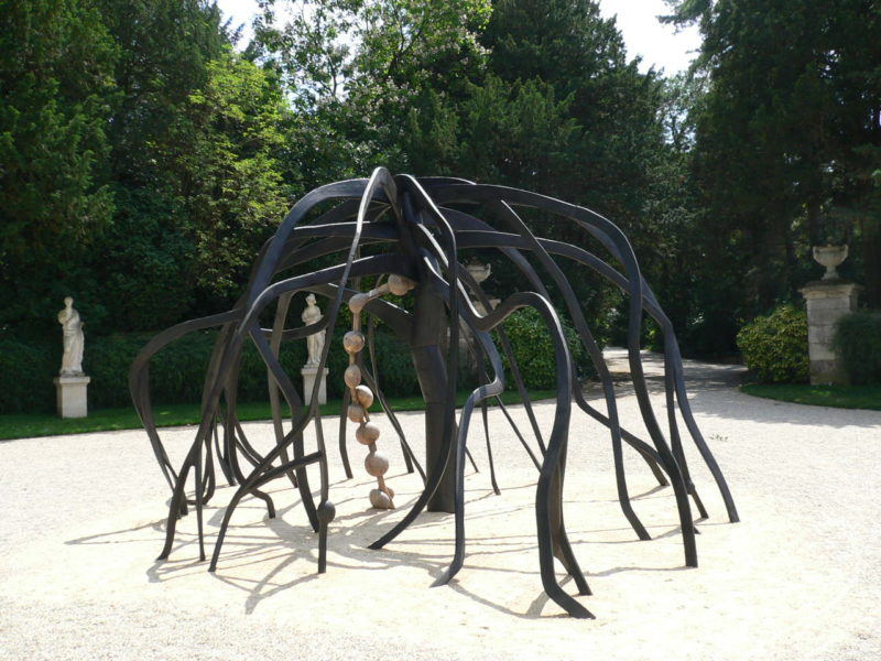 Obra de Frans Krajcberg expostas no Parque Bagatelle, em Paris, em 2005