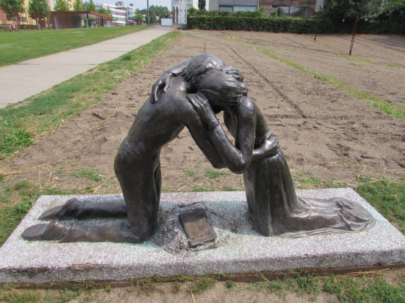 Estátua retrata o sofrimento de uma cidade dividida: História em áreas públicas. / Foto: Rogério Borges