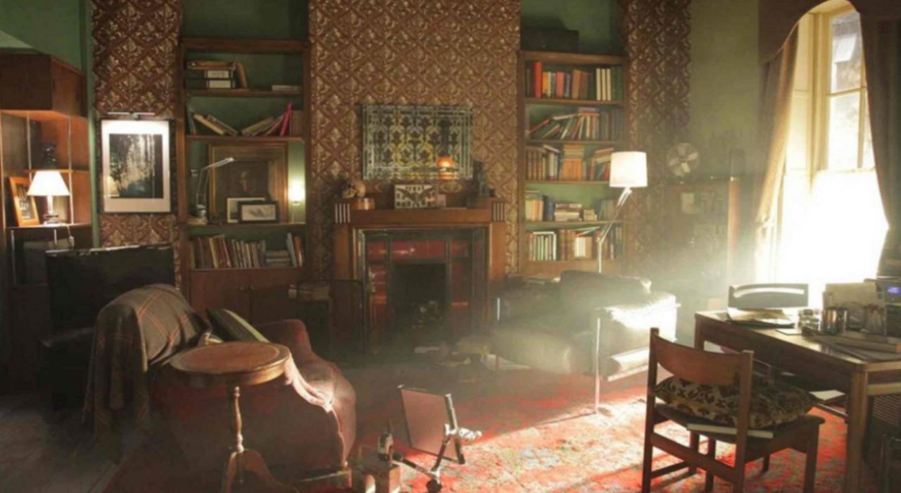 Imagem: sala do apartamento de Sherlock Holmes na série Sherlock (BBC)