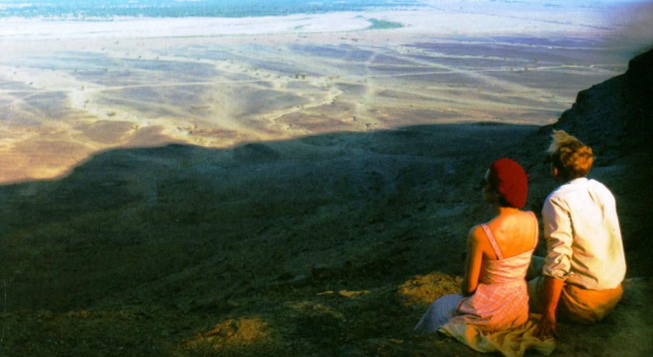 Imagem: cena de O Céu que nos Protege (Bernardo Bertolucci, 1990)