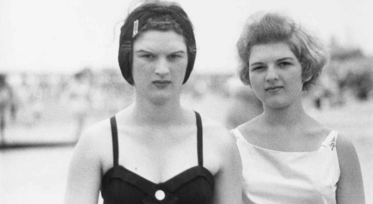 Imagem: Two Girls on The Beach (Diane Arbus, 1958)